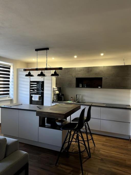 Modern Apartment In City Centre Банска-Бистрица Экстерьер фото