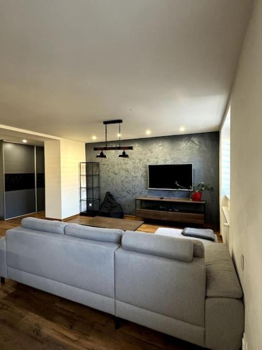 Modern Apartment In City Centre Банска-Бистрица Экстерьер фото